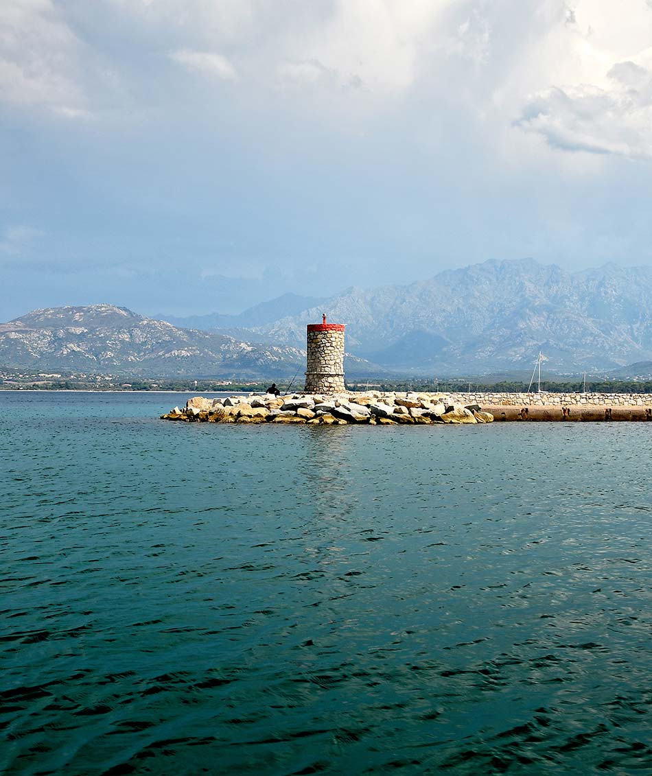 Vue sur la mer et la baie de Calvi en Corse