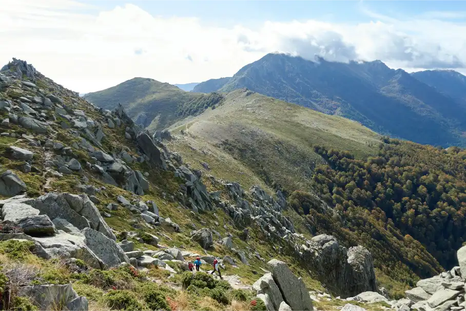 Sentier du GR20 de randonnée en Corse au printemps