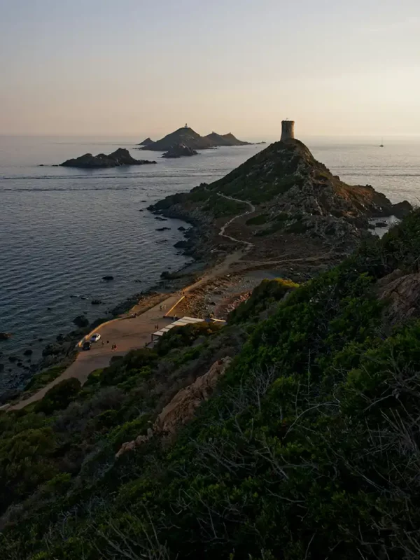 Vue sur une tour génoise en Corse