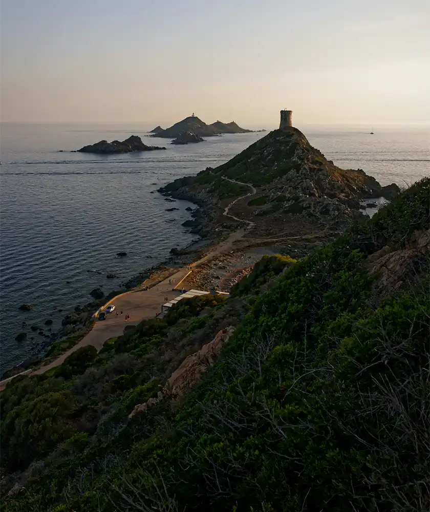 Vue sur une tour génoise en Corse