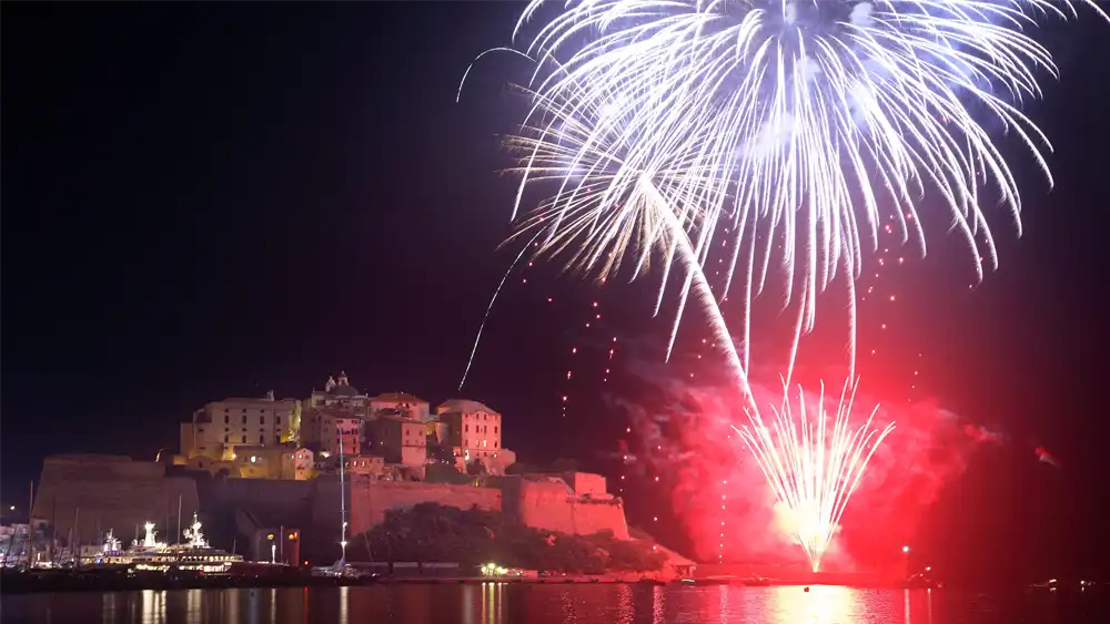 Feu d'artifice le 15 août à Calvi avec vue sur la citadelle