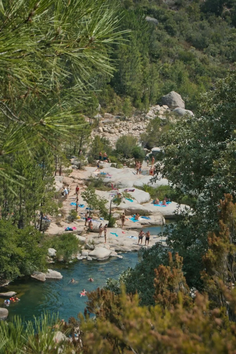 Vue sur les piscines naturelles des rivières corses